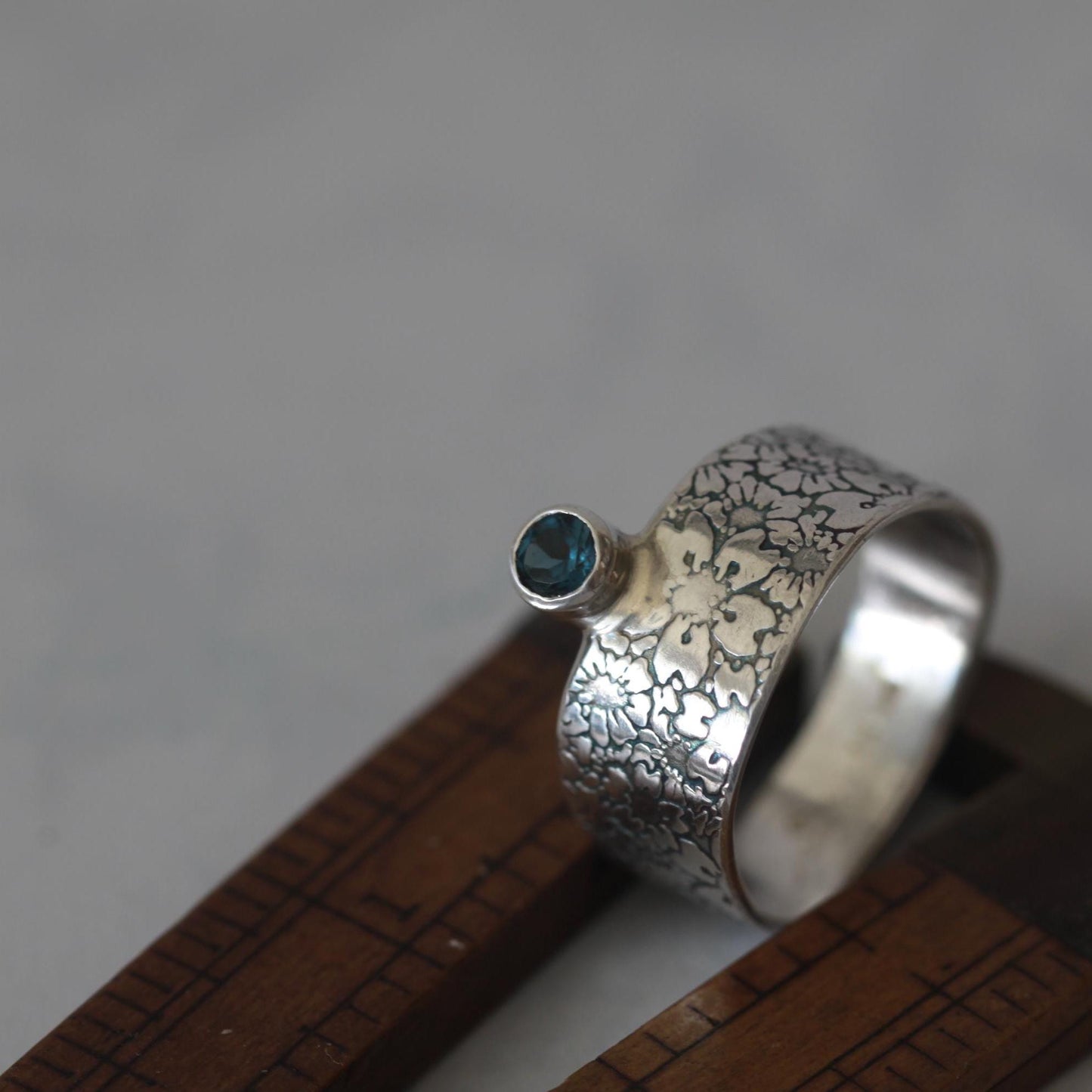 London Blue Round Brilliant-Cut Topaz Sakura Roll-Print Sterling Silver Ring size 7.5